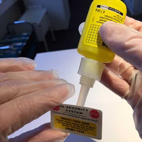 lim appliceras på stöldmärkning