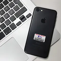 svart iphone med stöldmärkning på baksidan