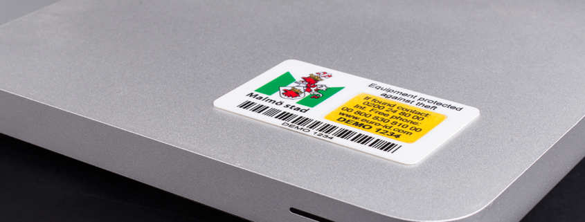 stöldmärkning placerad på en elevdator med malmö kommuns logga