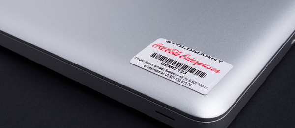 Stöldskyddsmärkning från Eurosec med Coca-Colas logotyp applicerad på laptop – exempel på företagsanpassad märkning för IT-utrustning.