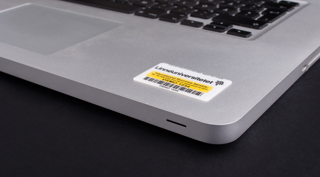 XPM stöldskyddsmärkning från Eurosec applicerad på laptop med Linnéuniversitetets logotyp – visar permanent märkning med hög säkerhet