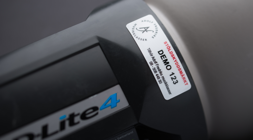 ID Mark stöldskyddsmärkning från Eurosec applicerad på kamera – permanent märkning som skyddar värdefull utrustning mot stöld.